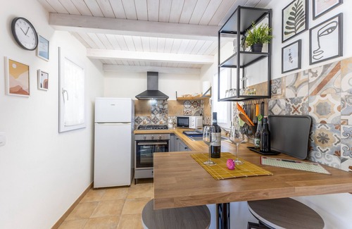 Santa Maria del Focallo House | Holiday Home 'Casa Felici In 2' with Private Pool, Wi-Fi and Air Conditioning