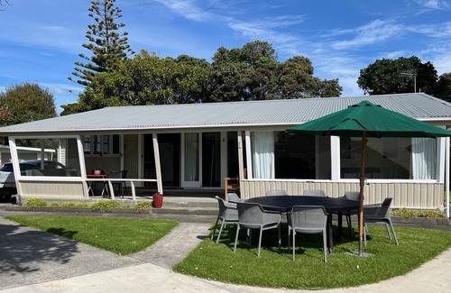 Waikanae House | Holiday on Henare, Olde Beach Waikanae.