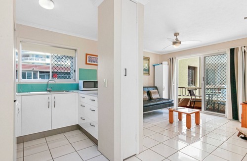 Burleigh Heads Apartment | Holiday unit 5-min walk from the beach with pool