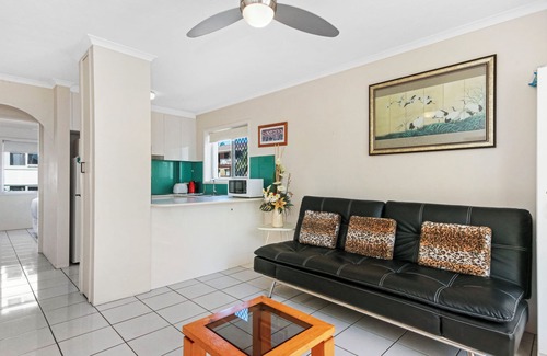 Burleigh Heads Apartment | Holiday unit 5-min walk from the beach with pool