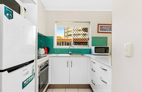 Burleigh Heads Apartment | Holiday unit 5-min walk from the beach with pool