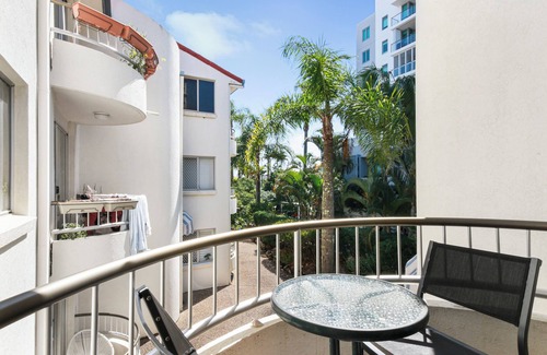 Burleigh Heads Apartment | Holiday unit 5-min walk from the beach with pool