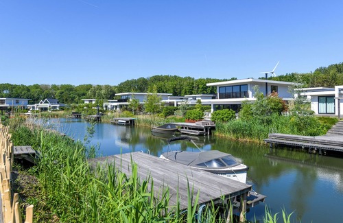 Zeewolde House | Holiday villa Bloem no. 350 | Luxury 8-person villa on the water with private jetty, sunny garden and large barbecue. Located at Villa Resort Harderwold, near Harderwijk and the Veluwemeer!