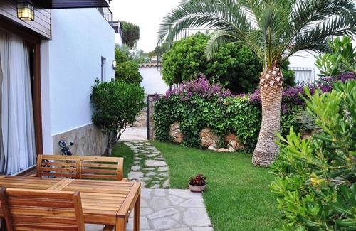 Tarragona Villa | Holiday Villa in Tarragona with Open Terrace, Garden & Wi-Fi