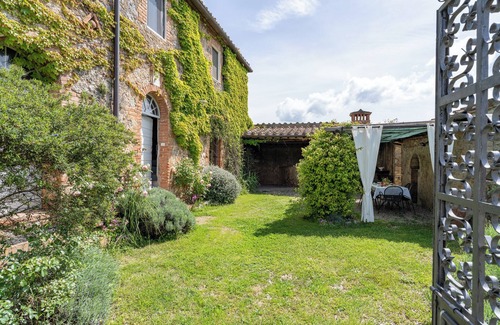 Simignano Villa | Holiday Villa in Tuscany – Exclusive Rental with Garden & Jacuzzi