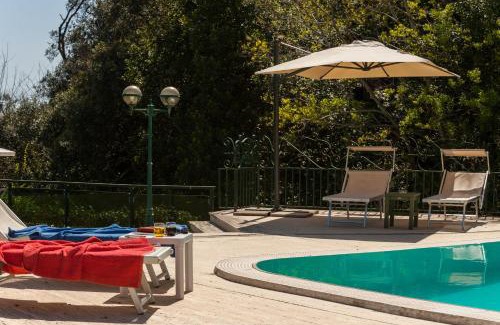 Posillipo Apartment | Holidays Naples Family - Pool in front of Capri