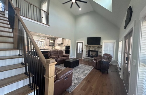 Lindseyville House | Holliday Inn, The Pines - Spacious and Luxurious 4 Bedroom Lake Home Sleeps 12