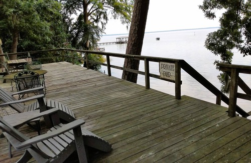 Lake Waccamaw House | Hollingsworth FashionableTownhome— Deaton's Chalet — Steps away from the lake!