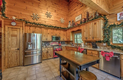 Blairsville Cabin | 🌲HOLLY JOLLY CHRISTMAS CABIN, 9 KINGS! 6700 SF, 9 BDR, 8 BATHS!🌲
