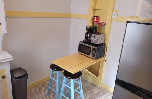 Hollywood Apartment | Hollywood Bungalow With Patio!