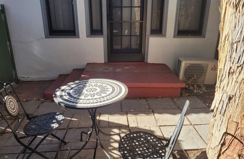 Hollywood Apartment | Hollywood Bungalow With Patio!