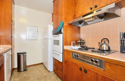 Beachwood Canyon Apartment | Hollywood Hills Beachwood Drive Relaxing Experience + Hollywood Sign Views