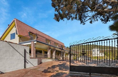 Santa Clarita House | Hollywood Producer’s Secluded 5 Acre Country Estate - Guest House