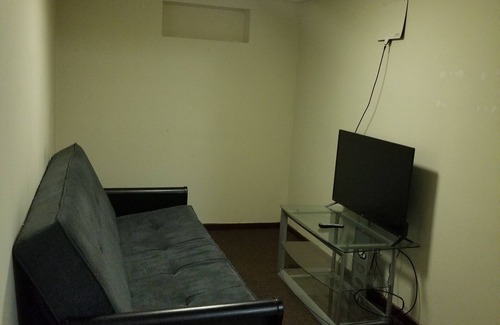 Randolph Apartment | Home away from home. 12 Mins from shopping Mall.