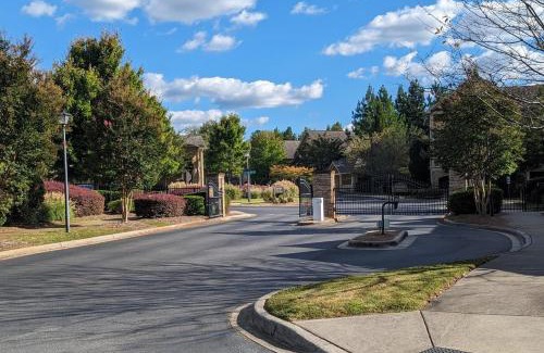 Executive Park Apartment | Home Away from Home for the Holidays - "Sleeps 7" Come Stay & Play INSTANT BOOKING!