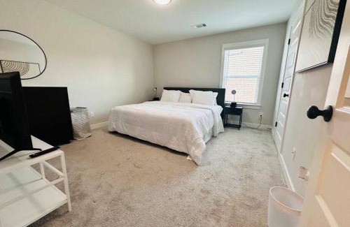 Arlington Apartment | Home away from home - Near Blue Oval City
