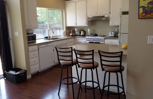 Covell Park House | Home Away from Home/Newly updated/Walking distance to Green Belt parks and shops