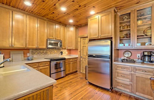 Walnut Mountain Cabin | Home Away From Home to Escape & Unwind! 2 Master on Main. HotTub Game Rm