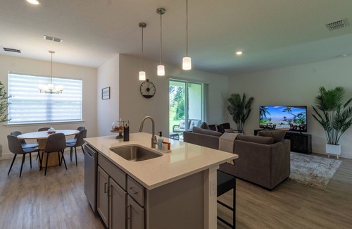 North Port House | Home away from home in Sunshine State escape!