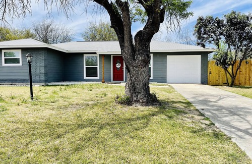 West San Antonio House | Home close to Lackland AFB/Sea World/Six Flags Fiesta/Shopping