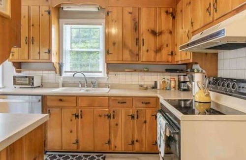 Fredericksburg House | Home in a quiet neighborhood near I-95