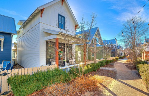 Eufaula Cottage | Home in Carlton Landing located on Twinkle Lane!