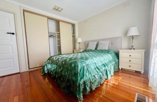 Doncaster House | Home in Doncaster with Gardens, Near Shops & Transport