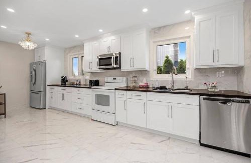 Mississauga House | Home in Serene Suburbia 905