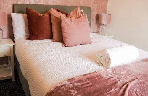 Speke House | Home in Speke- 8 mins walk to airport