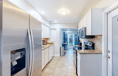 Oakland Park House | Home near the beach with firepit, enclosed backyard, patio, & W/D