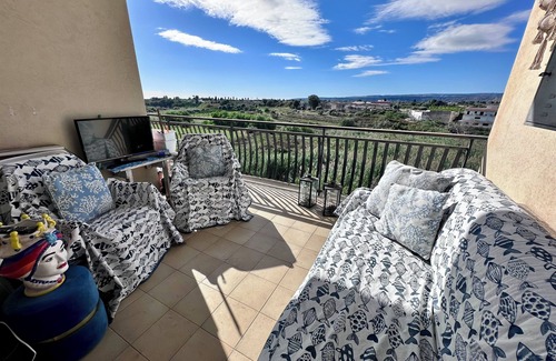 Floridia Apartment | Home of the Sun & Colors, Wi-Fi, AC, Smart TV, 10 min from Syracusa
