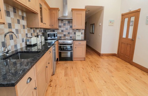 South Charlton Cottage | HOME STEAD COTTAGE, pet friendly, with pool in Embleton