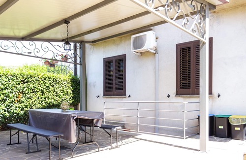 Marta House | Home with Private Garden and Barbecue