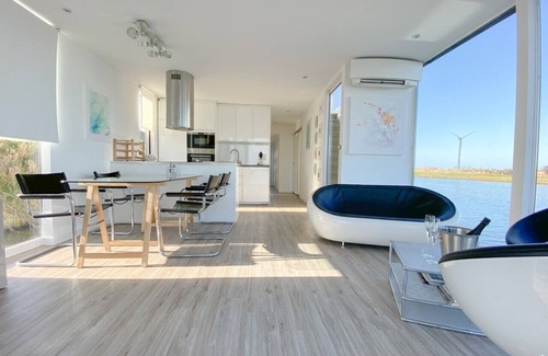 Nieuwpoort Boat Rental | Homeboat Glamping Loft on the water