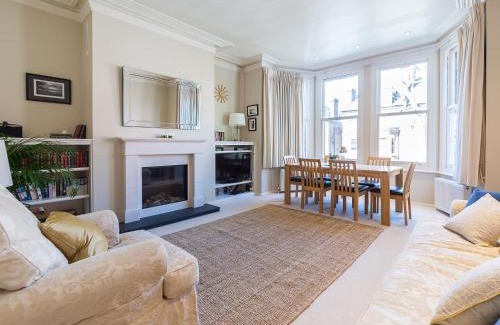 Frognal and Fitzjohns Apartment | Homely 2 Bedroom Victorian Apartment in Hampstead