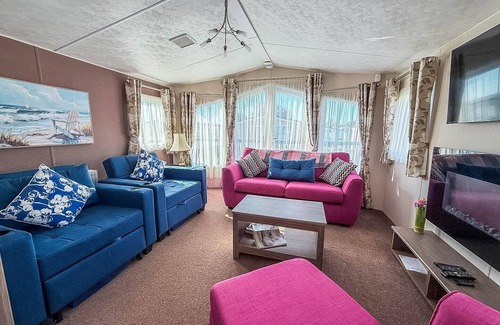 Hunstanton House | Homely caravan with decking at Manor Park, Hunstanton ref 23036C