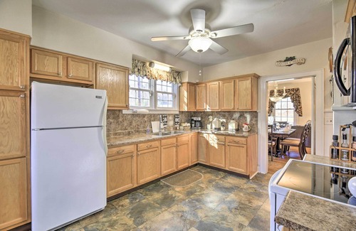 East Point House | 'Homeplace' w/Yard - 10 Mi to Jenny Wiley!