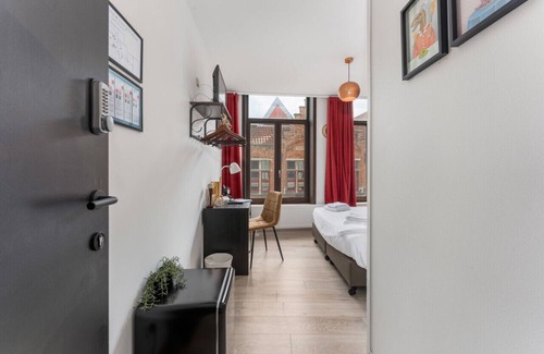 Historical Center Bruges Hotel | Homer Simpson's Donut Room - Steps from the Belfry