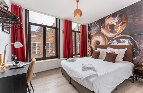 Historical Center Bruges Hotel | Homer Simpson's Donut Room - Steps from the Belfry