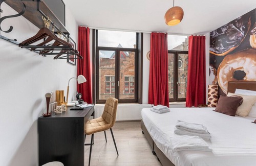 Historical Center Bruges Hotel | Homer Simpson's Donut Room - Steps from the Belfry