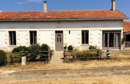 Mirambeau House | Homerez - Spacious house for 6 ppl. with garden at Saint-Bonnet-sur-Gironde