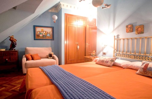 Malpica de Bergantinos Apartment | Homerez - 10 m away from the beach! Big appartement for 13 ppl. at Malpica