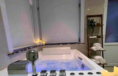 Koekelberg Apartment | Homerez - Appartement for 4 ppl. with jacuzzi and balcony at Koekelberg