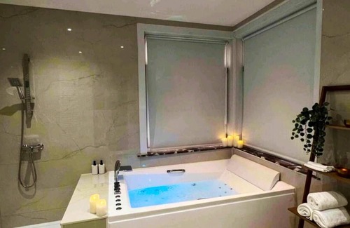 Koekelberg Apartment | Homerez - Appartement for 4 ppl. with jacuzzi and balcony at Koekelberg