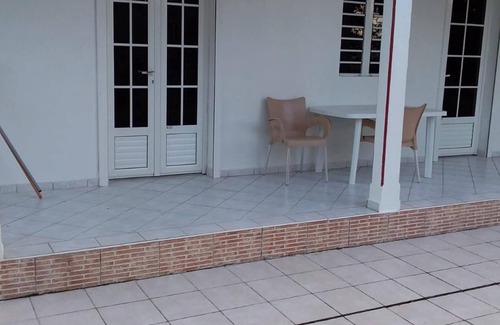 Les Mangles House | Homerez - House in Les Mangles