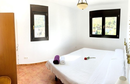 Villamena Villa | Homerez - Villa for 14 ppl. with swimming-pool, garden and terrace at Cónchar