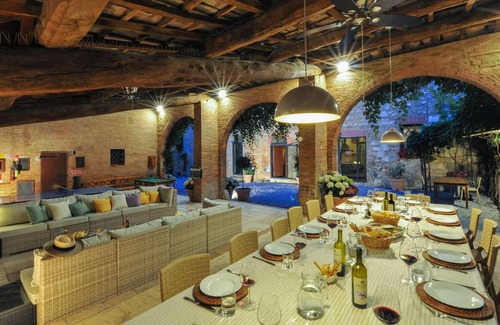 Monteroni d'Arbia Villa | Homerez - Villa for 19 ppl. with swimming-pool and garden at Monteroni d'Arbia