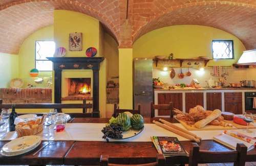 Monteroni d'Arbia Villa | Homerez - Villa for 19 ppl. with swimming-pool and garden at Monteroni d'Arbia