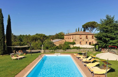 Monteroni d'Arbia Villa | Homerez - Villa for 19 ppl. with swimming-pool and garden at Monteroni d'Arbia