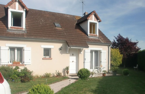 Jargeau House | Homestay, in a quiet subdivision